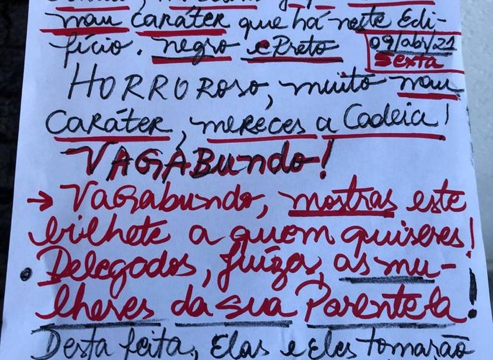 Folha branca, com mensagem de cunho racista, escrita por moradora de Santos à zelador: denúncias recorrentes