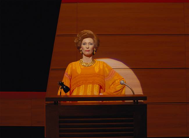 A Crônica Francesa Tilda Swinton em cena de A Crônica Francesa, dirigido por Wes Anderson
