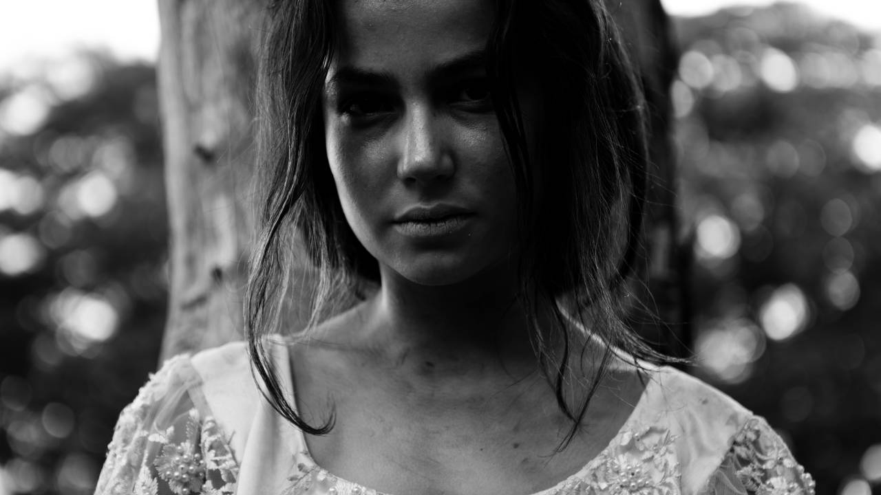 A atriz Fernanda Marques, em foto em preto e branco