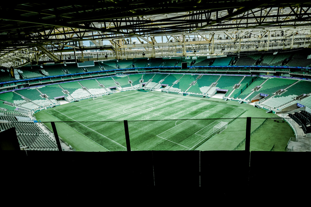 vista do estádio a partir de um pónto alto da arquibancada em uma das quinas do estádio