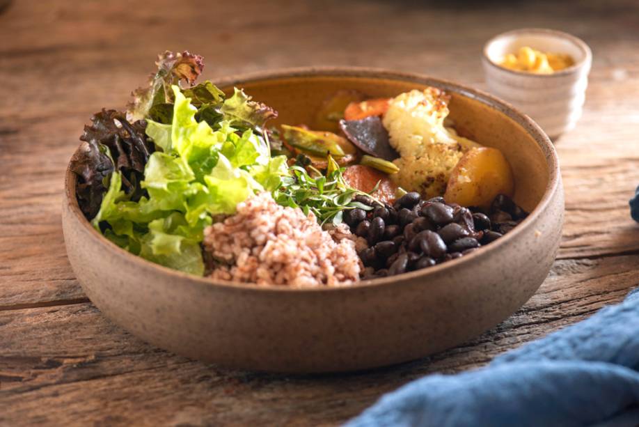 Ocidente: arroz, feijão, vegetais salteados, salada, farofa e molho de cenoura com gengibre