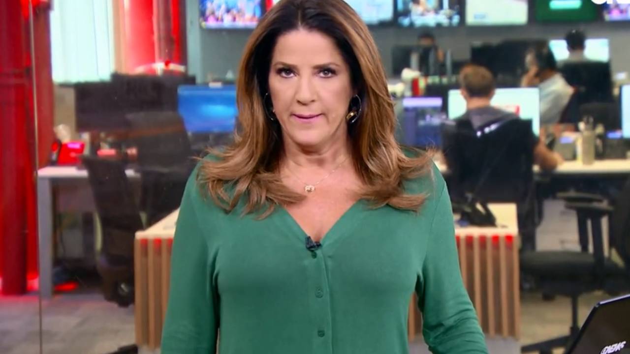 A imagem mostra Pelajo com uma camiseta verde em um estúdio da GloboNews olhando para a cÂmera