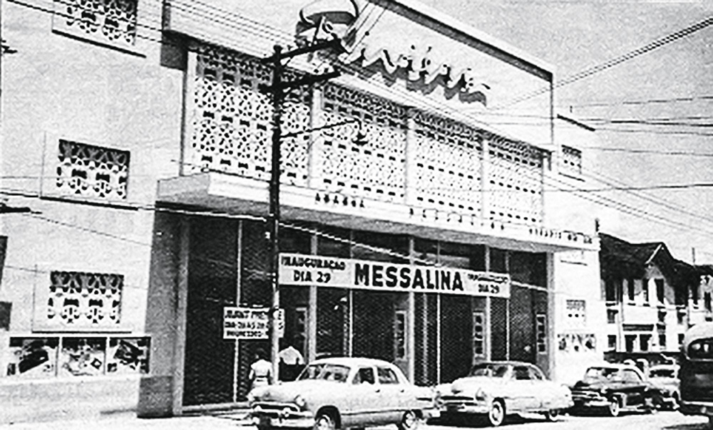 foto em preto e branco da fachada do cine safira
