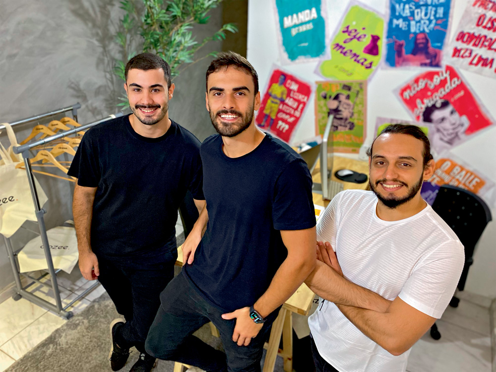 os três fundadores, homens, do app clozee posando para a foto Daniel Rizzuto está no centro