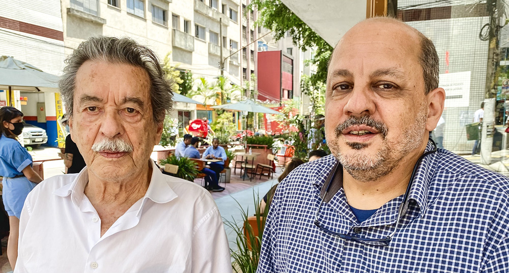 memória-PAULO-MENDES-DA-ROCHA-filho-juntos.jpg paulo e pedro mendes da rocha posando para selfie