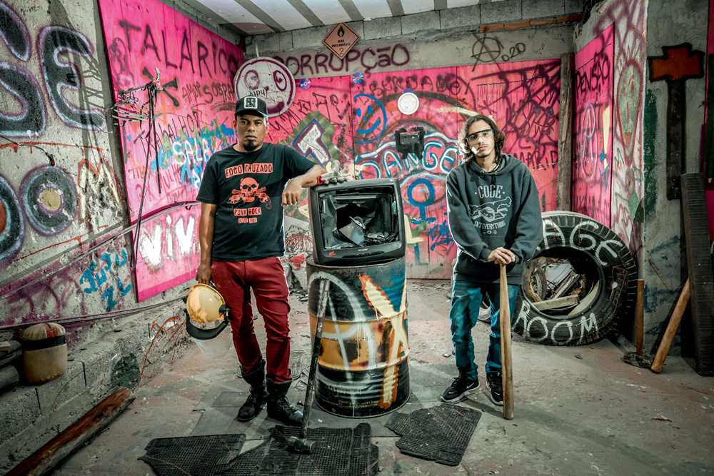sala-da-raiva-irmãos.JPG irmãos vitor e vanderlei rodrigues posando para a foto com os instrumentos de proteção e o objeto quebrado