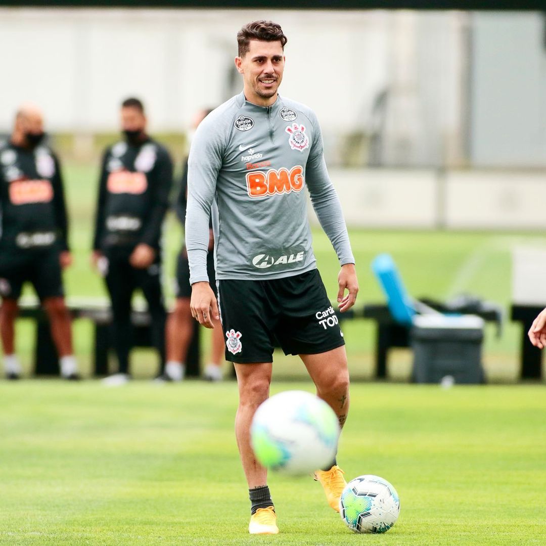 Danilo Avelar assume ato racista em jogo online; Corinthians se