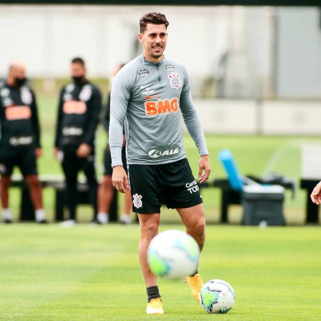 A imagem mostra Danilo no campo de treinamento do Corinthians
