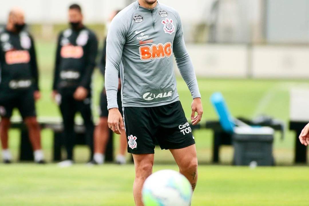 A imagem mostra Danilo no campo de treinamento do Corinthians
