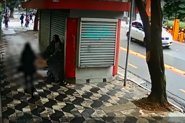 Mulher supostamente disfarçada de moradora de rua rouba bolsa de pedestre em Higienópolis Mulher supostamente disfarçada de moradora de rua rouba bolsa de pedestre em Higienópolis