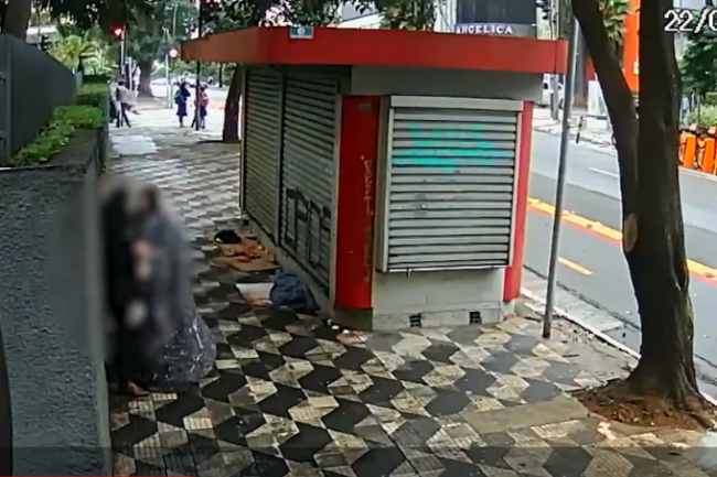 Mulher supostamente disfarçada de moradora de rua rouba bolsa de pedestre em Higienópolis Mulher supostamente disfarçada de moradora de rua rouba bolsa de pedestre em Higienópolis