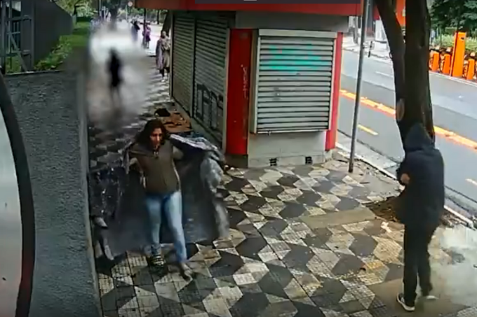 Mulher supostamente disfarçada de moradora de rua rouba bolsa de pedestre em Higienópolis