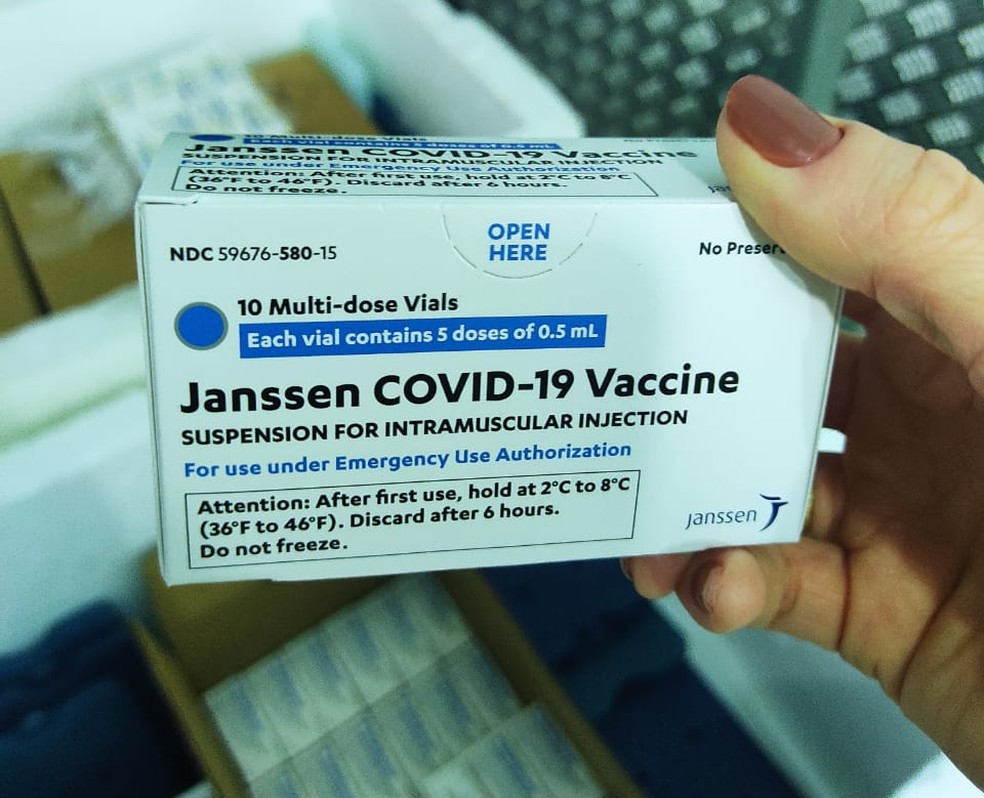 Caixa da vacina Janssen com a frase: Janssen Covid-19 Vaccine