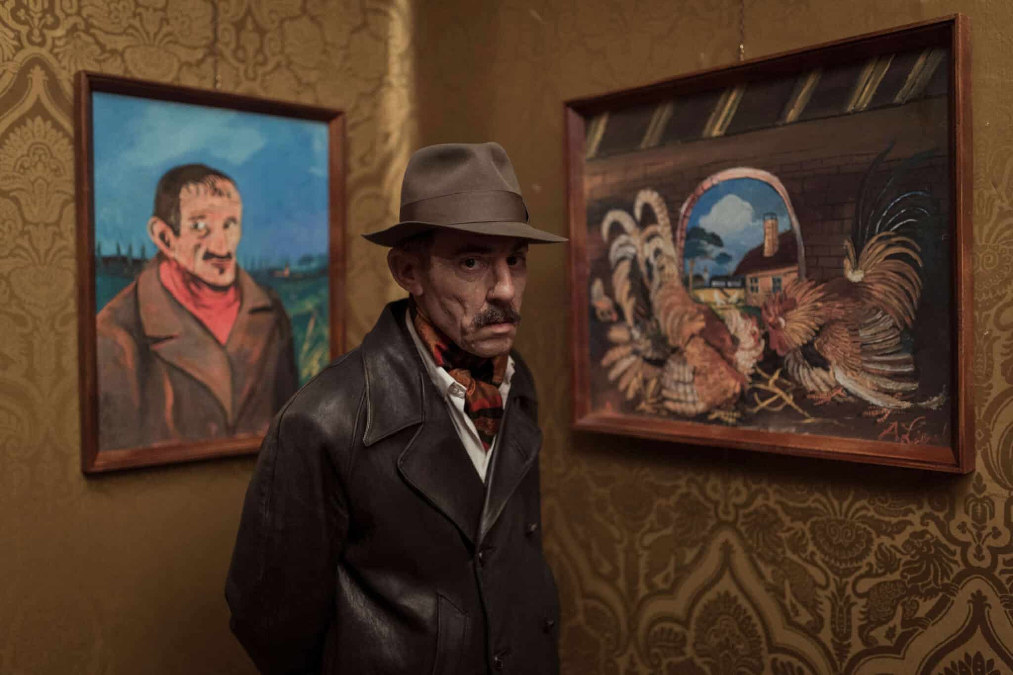 O ator Elio Germano posa ao lado de quadros no filme A Vida Solitária de Antonio Ligabue, que faz parte do festival