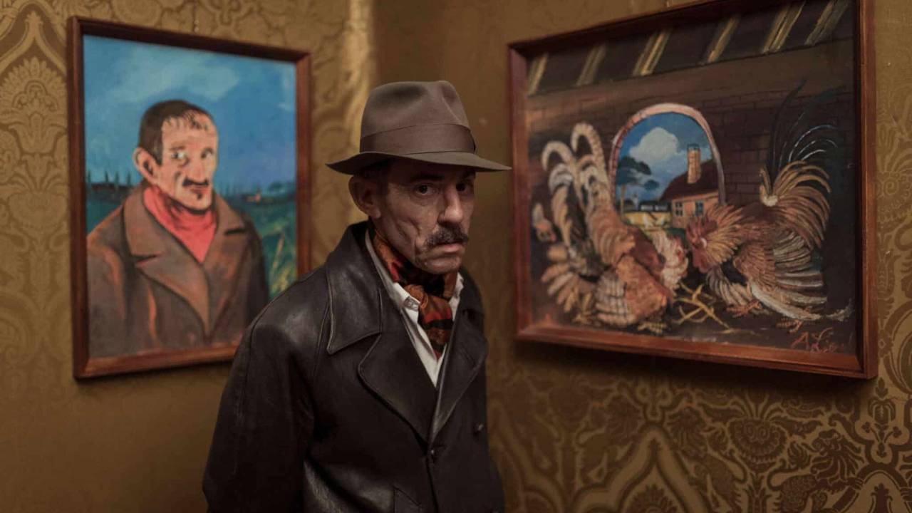 O ator Elio Germano posa ao lado de quadros no filme A Vida Solitária de Antonio Ligabue, que faz parte do festival