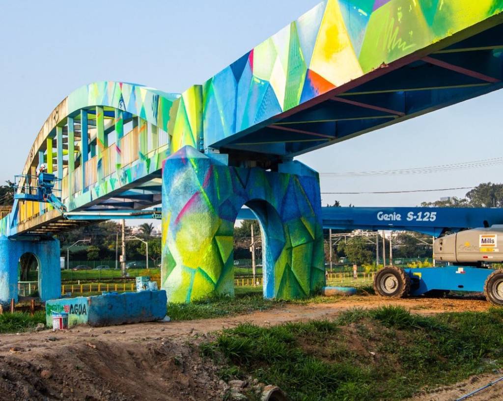 Ponte colorida em formatos geométricos.