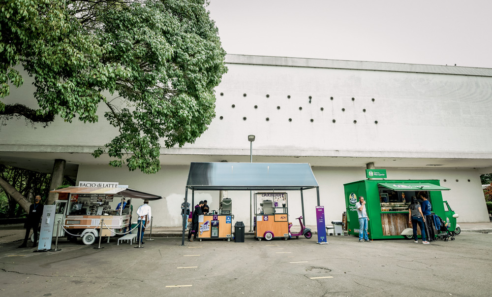 A imagem mostra três foodtrucks no parque Ibirapuera.