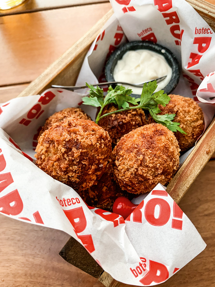 Bolinho de pernil – Parô Bolnho de pernil: com molho aïoli