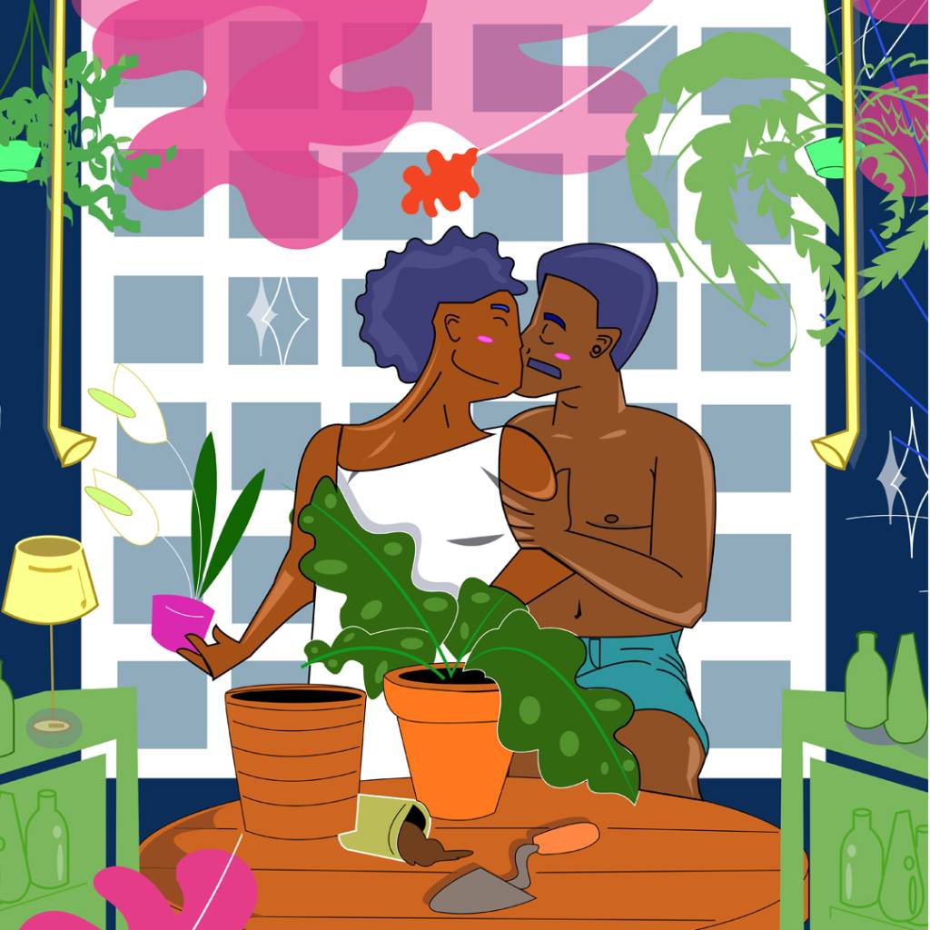 Casal negro se beija em frente a vasos de plantas.