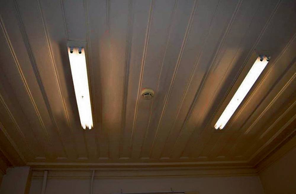 A lumin&aacute;ria instalada diretamente no forro de madeira e sensor de fuma&ccedil;a quebrado: perigo