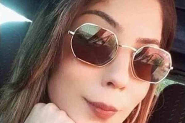Márcia Gomes, grávida morta em acidente de carro posa com óculos escuros e mão no queixo.