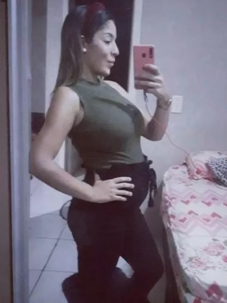 Márcia estava grávida de seis meses; bebê se chamaria João Lucas (Reprodução-Arquivo Pessoal) Foto de moça grávida posando de lado, em frente a um espelho.