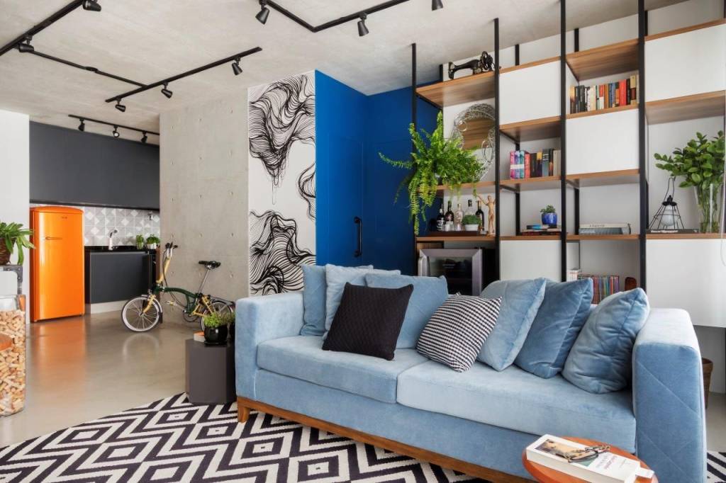 Apartamento de 80m² traduz estilo de vida urbano com pontos de azul