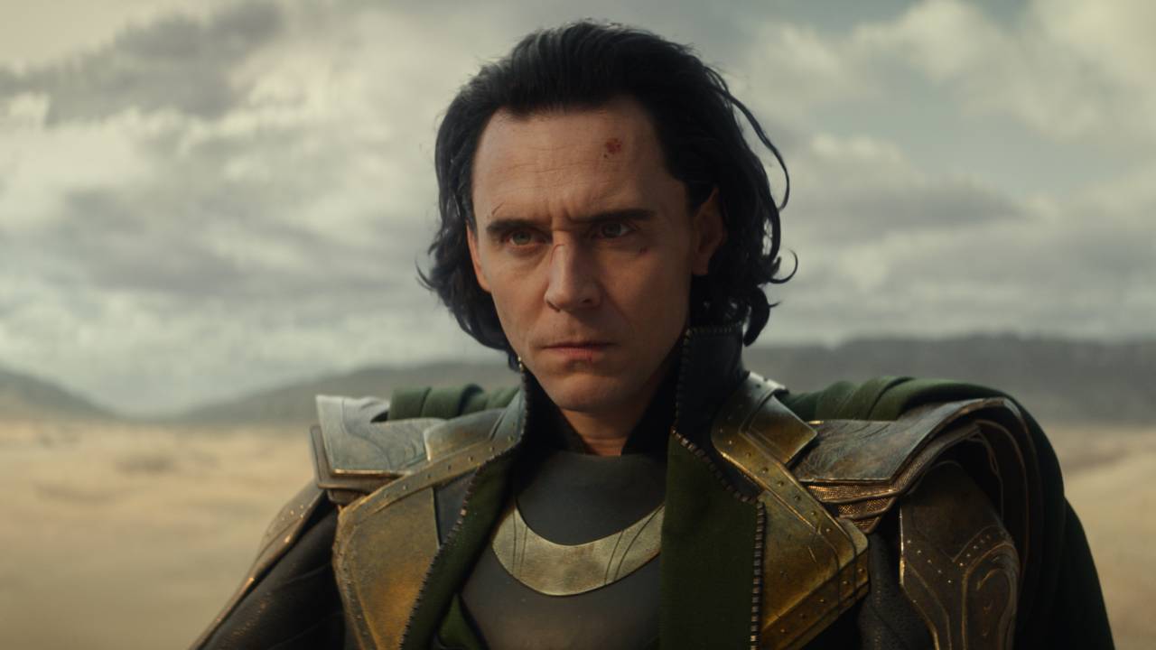 Tom Hiddleston sério em cena de Loki, série do Disney+