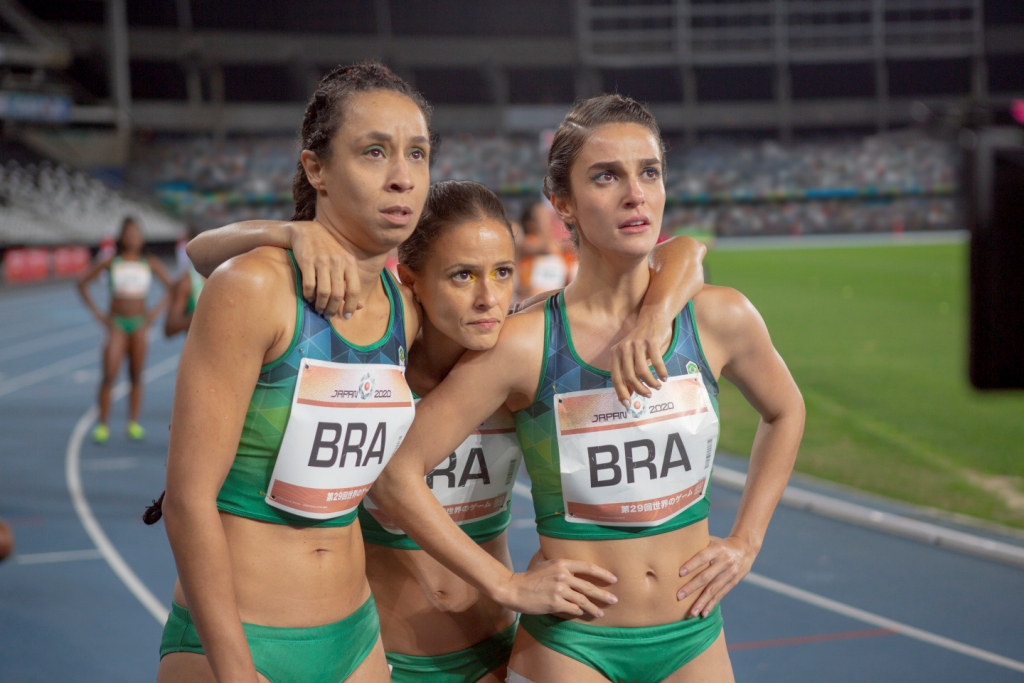As atrizes Thalita Carauta, Fernanda de Freitas e Priscila Steinman na pista de corrida, abraçadas
