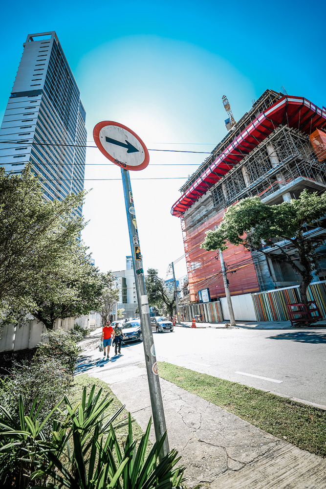 A imagem, vista da perspectiva da rua, mostra um prédio em construção na região do Sumarezinho