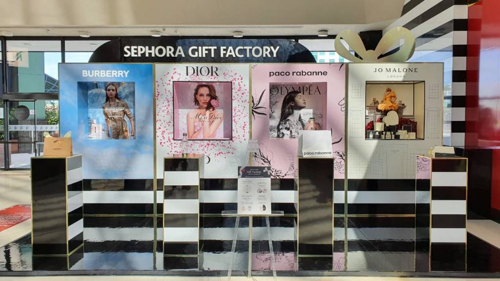 Foto mostra interior da loja Sephora com estandes de marcas Dior, Burberry, Paco Rabanne e Jo Malone em evidência
