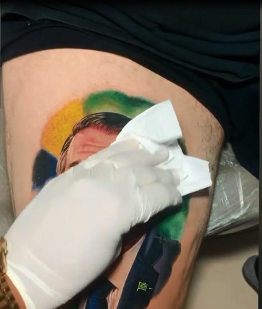 Bolsonarista faz tatuagem com o rosto do presidente na coxa