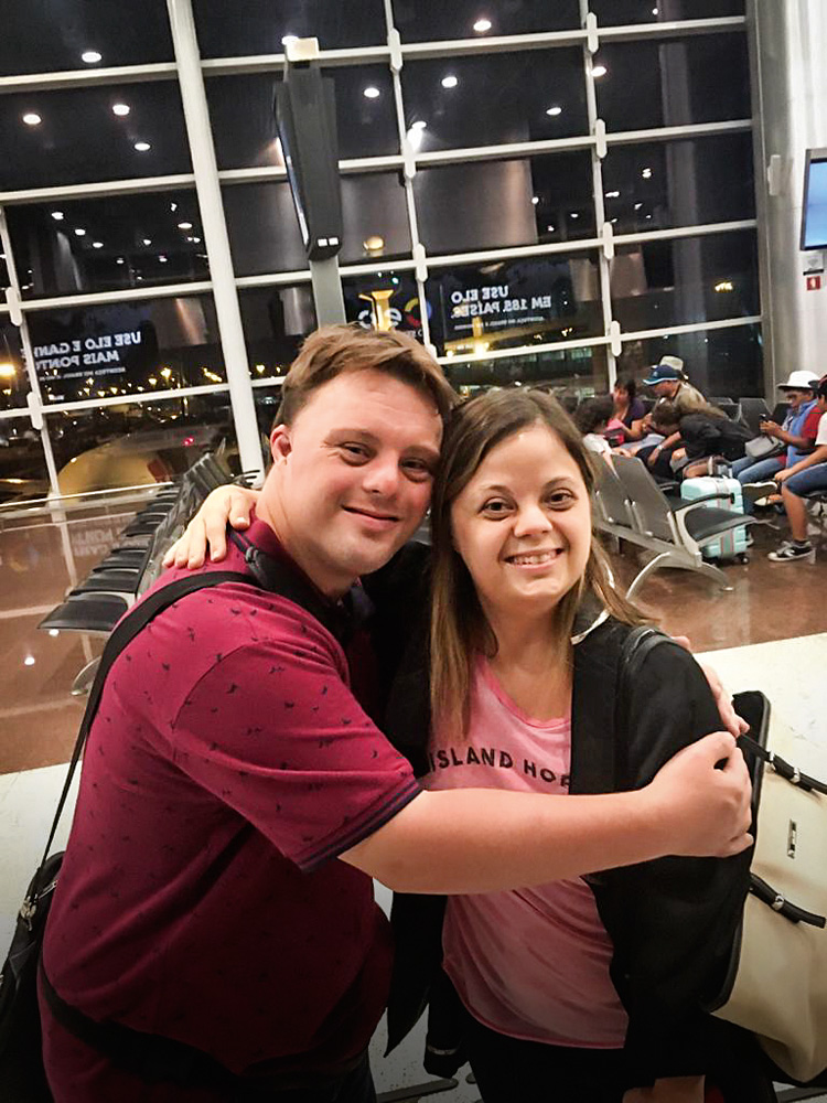 tathi e vinicius sorrindo para a foto se abraçando em aeroporto