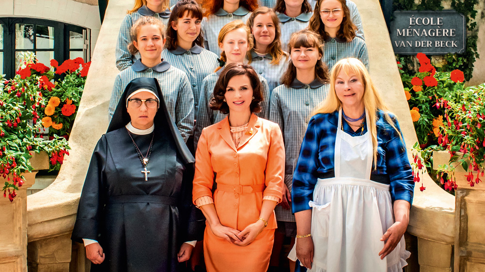A imagem mostra as atrizes que compõe a escola de Juliette, em destaque na frente delas.