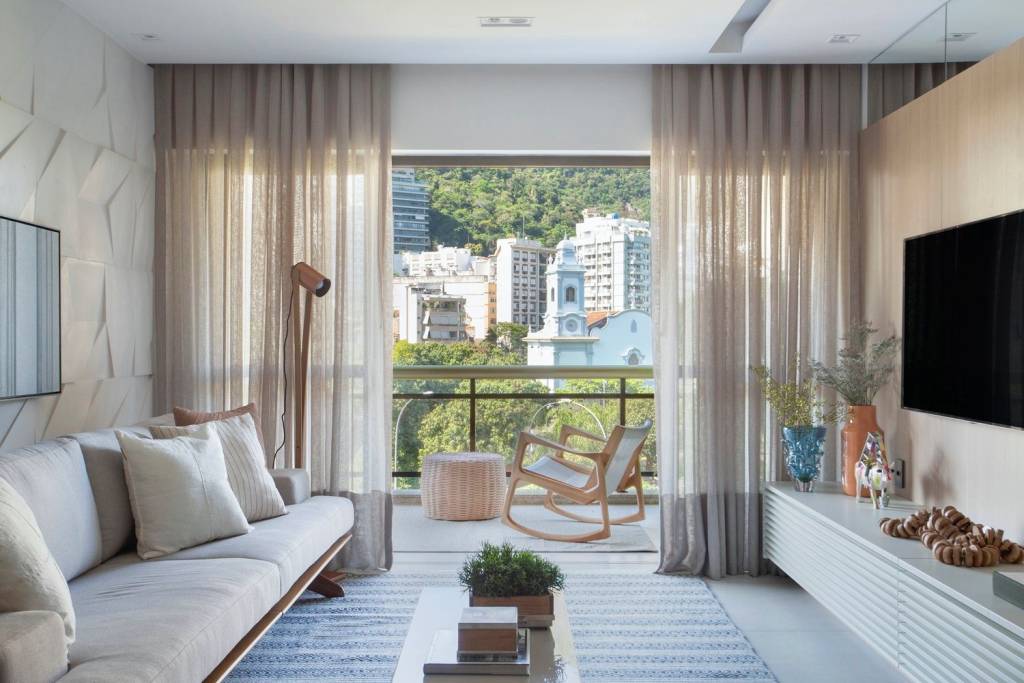 No Rio, apartamento com vista e decoração atemporal