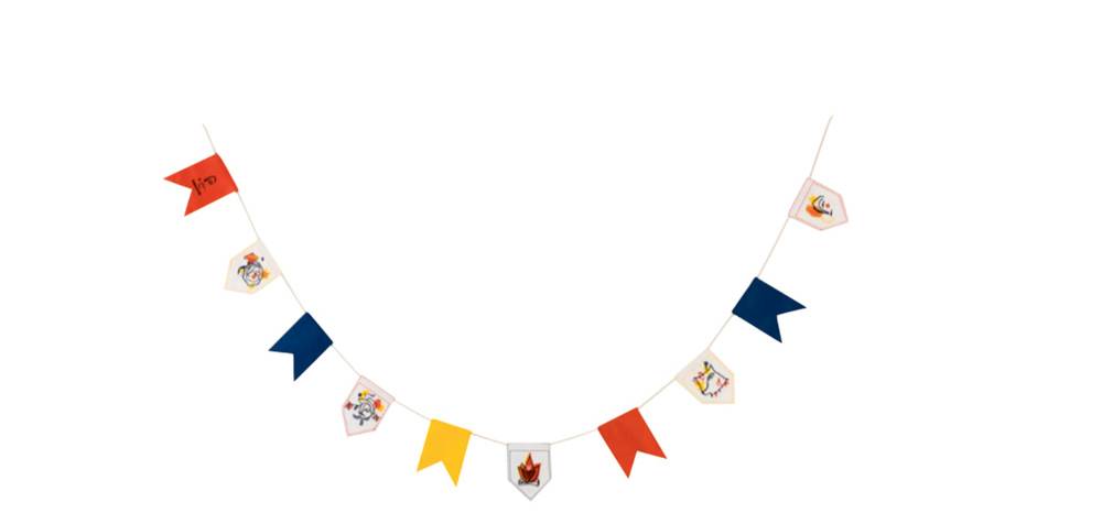 Bandeirinhas de festa junina estilizadas em amarelo, laranja e azul escuro