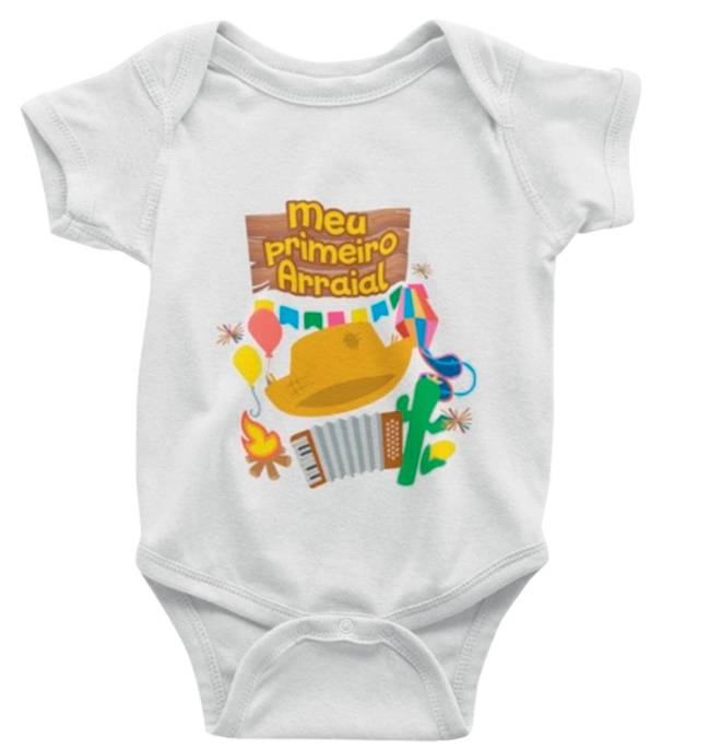 bofy.png Um body de bebê branco com desenhos de chapéu de palha, sanfona, fogueira e escrito