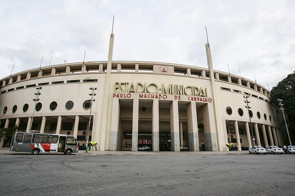 Foto da fachada do Estádio do Pacaembu, tem letreiro grande do nome do local