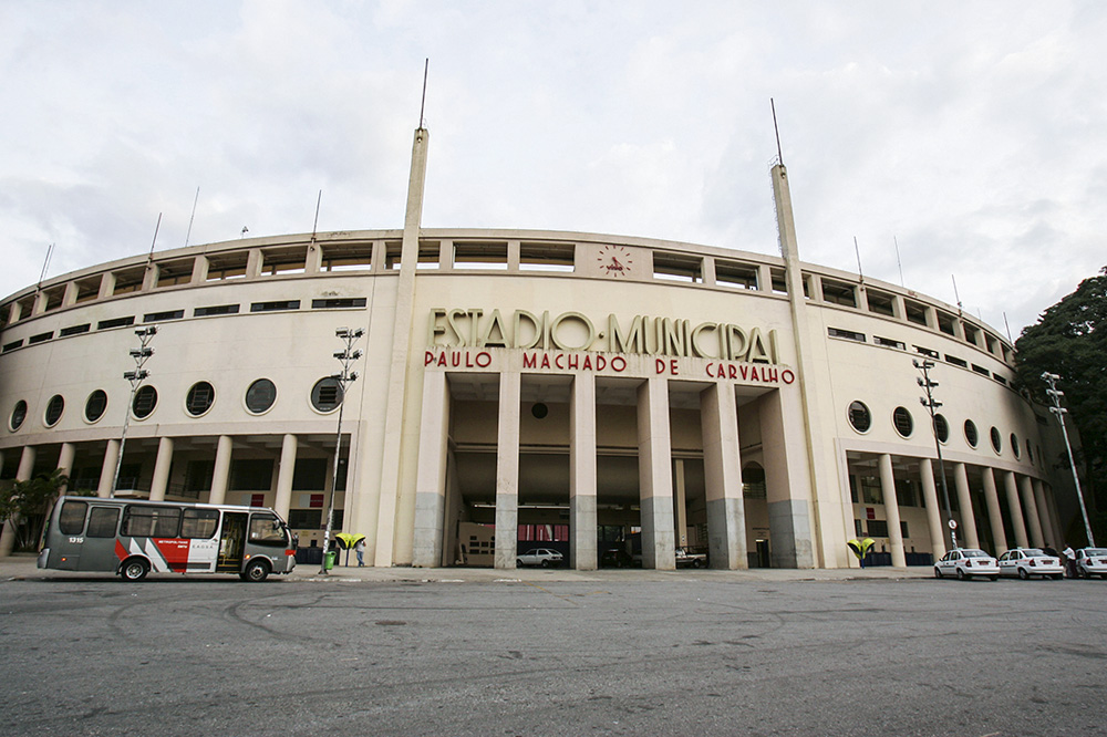 Estádio do Pacaembu. Foto da fachada do Estádio do Pacaembu, tem letreiro grande do nome do local