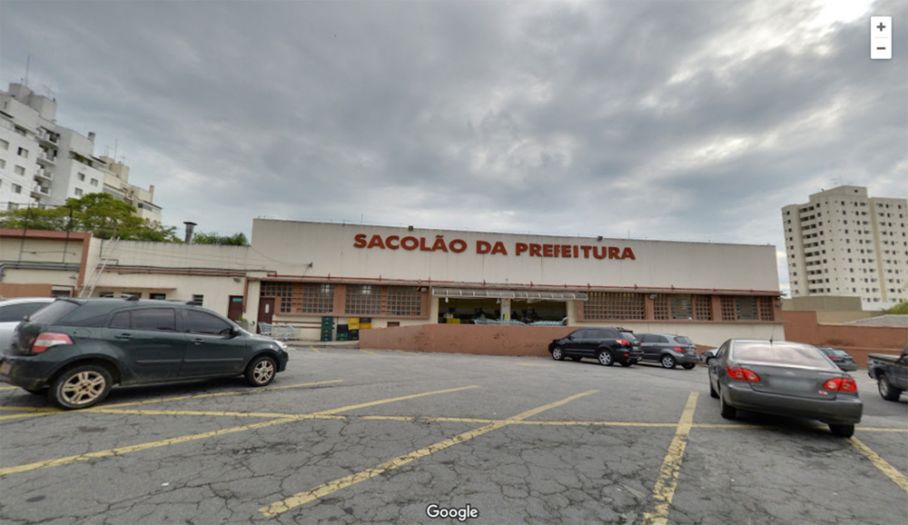 Foto do estacionamento do Mercado de Santo Amaro. Está escrito 