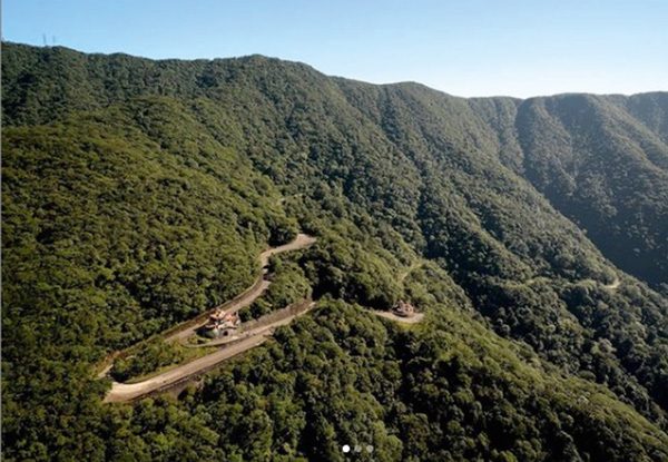 Foto mostra montanhas e estrada nelas