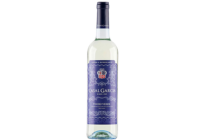 Imagem com fundo branco com uma garrafa centralizada do vinho verde da marca Casal Garcia.