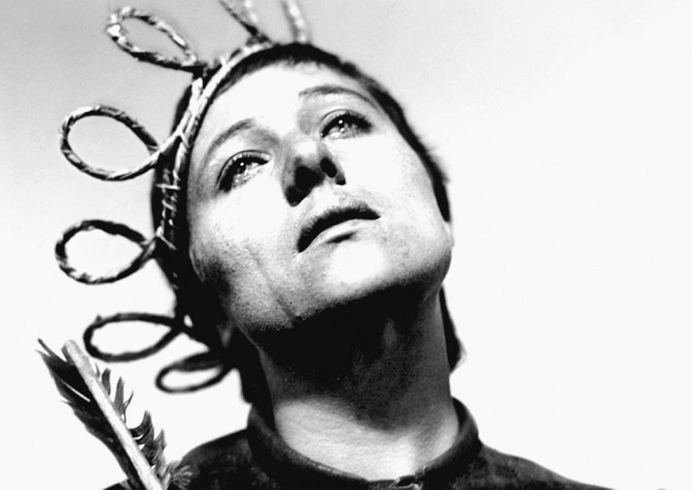classicos3.jpg A imagem mostra o rosto de Renée Jeanne Falconetti, olhando para cima, durante o filme