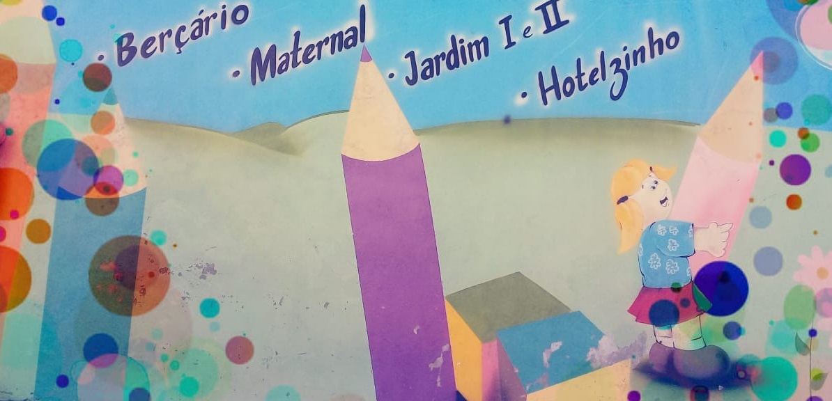 Imagem mostra desenho em parede de lápis e criança segurando lápis. Pode-se ler escrito na parede: "Berçário, maternal, Jardim I e II, Hotelzinho"