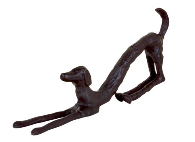 Uma estátua de cachorro, só a silhueta, se alongando