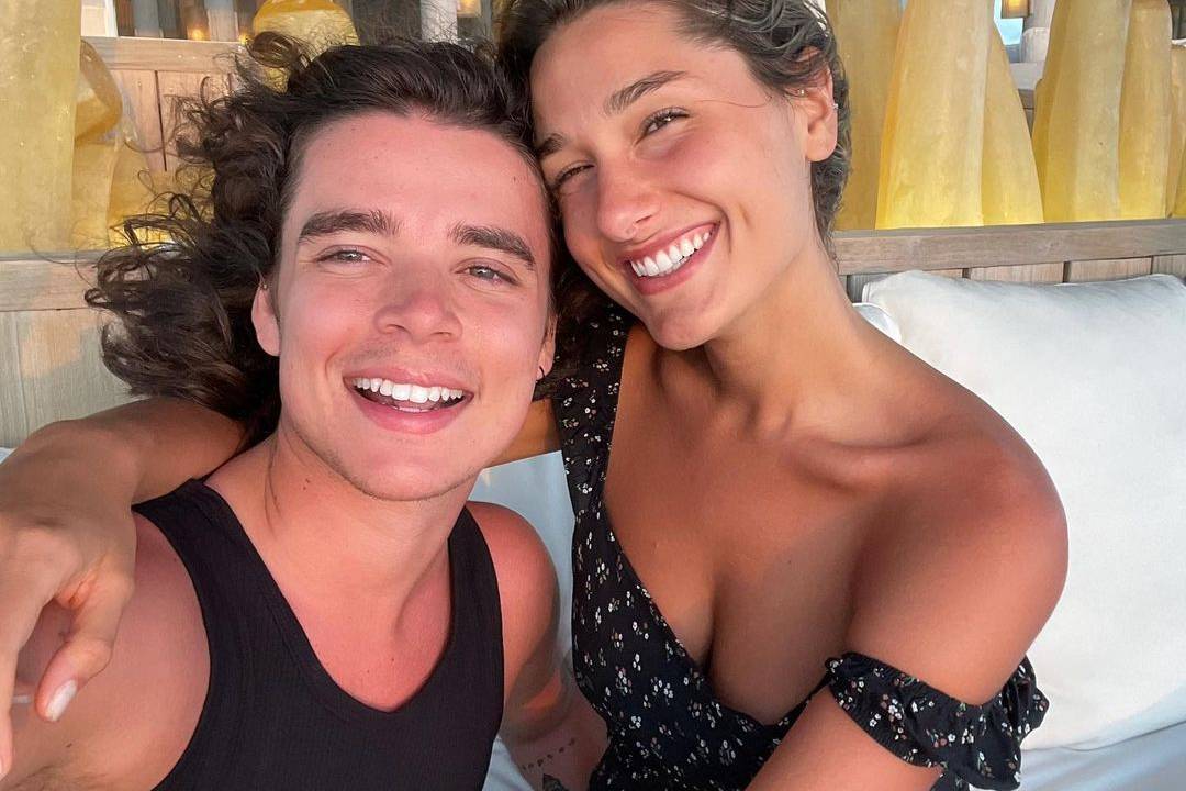 João Figueiredo e Sasha Meneghle posando para selfie abraçados e sorrindo