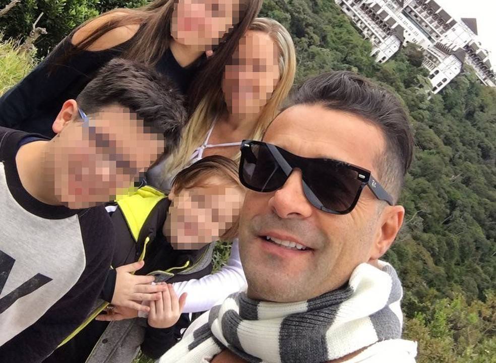 Imagem mostra uma selfie de Marcos Oliver com a família