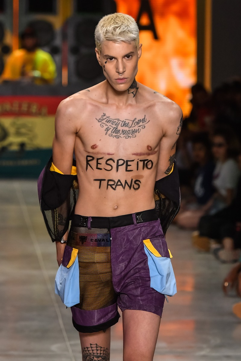 O brasiliense Sam Porto protesta em desfile da SPFW com escrita 