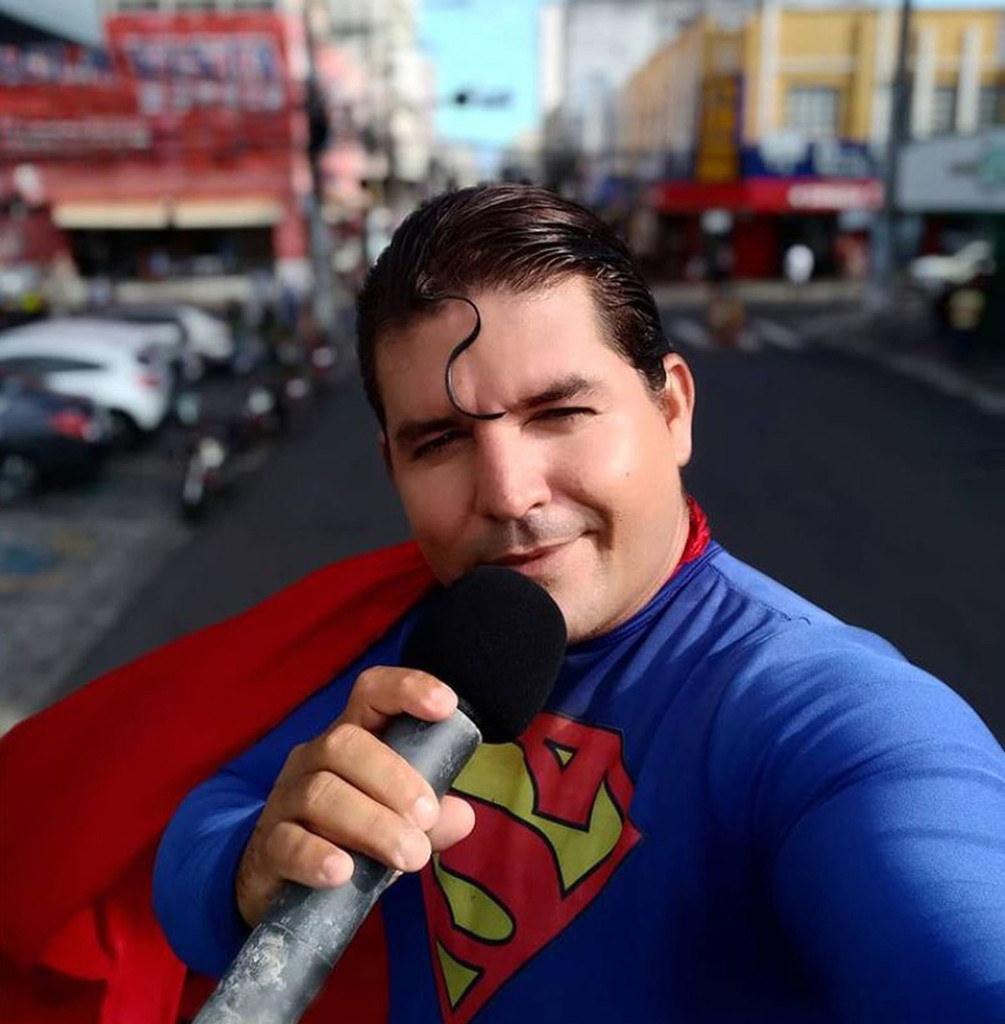 Superman de Aracaju é atropelado por ônibus, sai ileso e vira meme