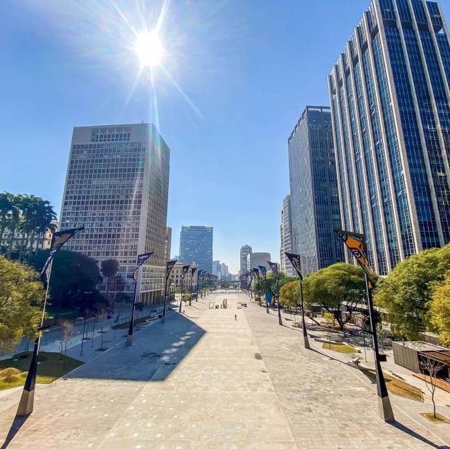 O novo Vale do Anhangabaú após reforma milionária A imagem mostra o Vale do Anhangabaú, no centro de São Paulo